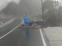 Jalan Poros Barru-Soppeng di Bulu Dua Amblas, Pengendara Diminta Hati-hati