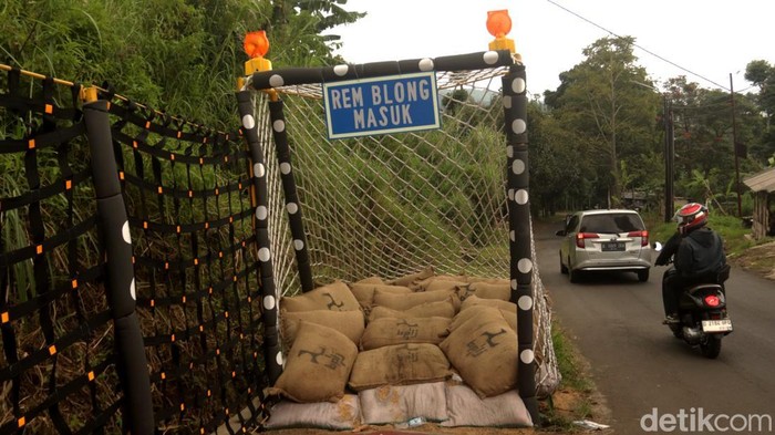 Jaring pengaman rem blong di Punclut, Bandung Barat Jaring pengaman rem blong di Punclut, Bandung Barat