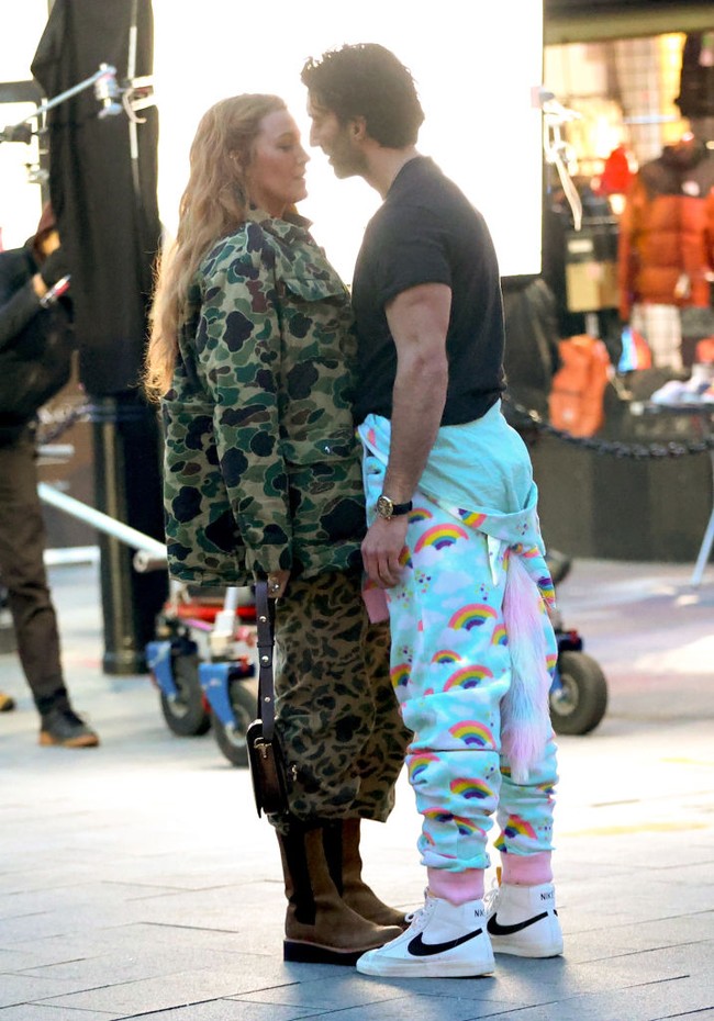 Kamera paparazi sempat mengabadikan momen Blake dan Justin di jalanan Jersey City, New Jersey, untuk pengambilan gambar pada Januari 2024. Mereka beradegan mesra di depan kamera. (Foto: Jose Perez/Bauer-Griffin/GC Images)