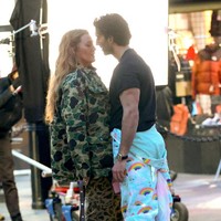 Kamera paparazi sempat mengabadikan momen Blake dan Justin di jalanan Jersey City, New Jersey, untuk pengambilan gambar pada Januari 2024. Mereka beradegan mesra di depan kamera. (Foto: Jose Perez/Bauer-Griffin/GC Images)