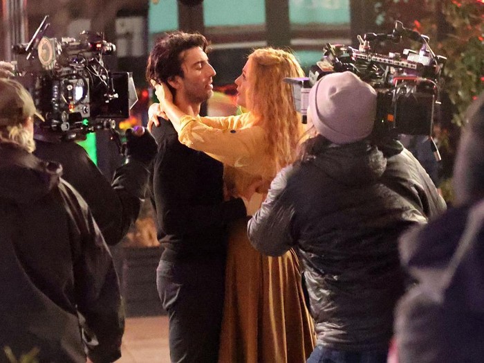 Justin Baldoni dan Blake Lively saat Syuting Film It Ends with Us JERSEY CITY, NJ - JANUARY 12: Justin Baldoni and Blake Lively are seen on the set of It Ends with Us on January 12, 2024 in Jersey City, New Jersey. (Photo by Jose Perez/Bauer-Griffin/GC Images)