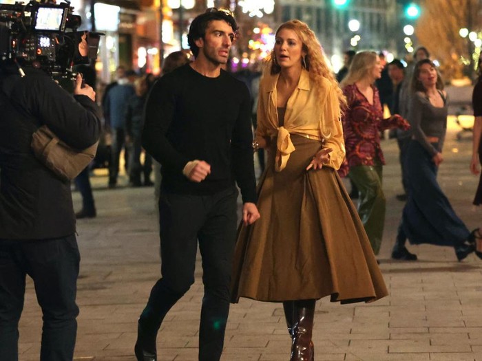 JERSEY CITY, NJ - JANUARY 12: Justin Baldoni and Blake Lively are seen on the set of It Ends with Us on January 12, 2024 in Jersey City, New Jersey.  (Photo by Jose Perez/Bauer-Griffin/GC Images)