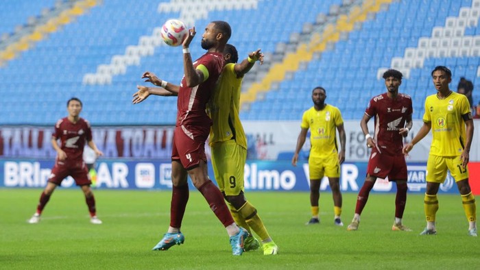 Kapten PSM Makassar Yuran Fernandes dikawal ketat pemain Barito Putera dalam laga lanjutan Liga 1 2024/2025 di Stadion Batakan.