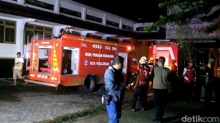 Anggota damkar saat melakukan pendinginan di gedung DPRD Kabupaten Pekalongan yang terbakar, Minggu (22/12/2024) dini hari.
