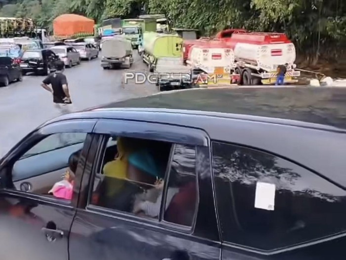 Kemacetan di jalur Sitinjau Lauik