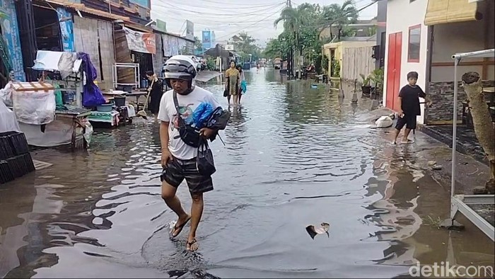 Kondisi banjir yang mulai surut di pemukiman Jalan Campuhan, Legian, Kecamatan Kuta, Badung, Minggu (22/12/2024) sore. (Agus Eka)