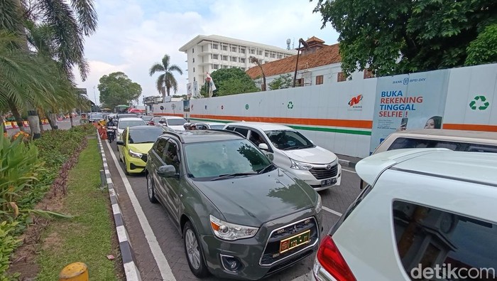 Kondisi lalu lintas di area Malioboro Jogja mulai padat kendaraan, Minggu (22/12/2024)