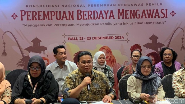 Konferensi pers terkait rapat Konsolidasi Nasional Perempuan Pengawas Pemilu di Trans Resort, Kuta Utara, Badung, Bali, Minggu (22/12/2024). (Foto: Rizki Setyo/detikBali)
