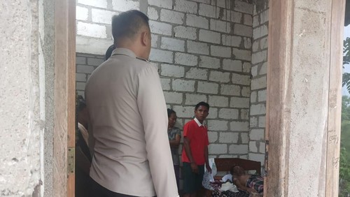 Dua korban yang tewas disambar petir di persawahan Kapasiok, Desa Persiapan Loman, Kecamatan Lobalain, Kabupaten Rote Ndao, NTT, saat disemayamkan di rumahnya. (Dok. Polres Rote Ndao).