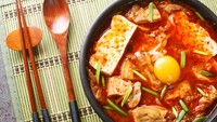 Sundubu jjigae adalah hidangan sup Korea yang populer. Di dalamnya berisikan dubu (tahu) dan biasanya ditambahkan telur, daun bawang, dan irisan daging, lalu dimasak bersama kimchi dan gochujang. Foto: Getty Images/iStockphoto