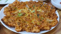 Jeon dalam bahasa Korea artinya pancake. Variannya beragam, ada yang ditambahkan isian daun bawang, seafood, zucchini, dan lainnya. Foto: Getty Images/iStockphoto
