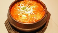 Kimchi jjigae juga sup yang populer di Korea. Hidangan sup ini merupakan masakan rumahan yang biasa disantap sehari-hari. Isinya berupa potongan kimchi dan tahu dan dimasak bersama kuah berbumbu gochujang. Foto: Getty Images/iStockphoto