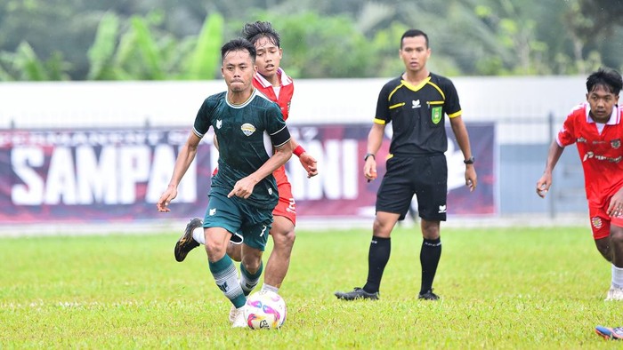 Laga Persigar vs Persindra di Stadion Mashud Wisnu Saputra, Kuningan