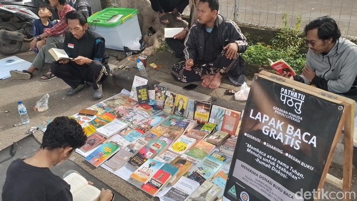 Lapak baca gratis di kawasan industri Dwipapuri Abadi, di Desa Mangunarga, Kecamatan Cimanggung, Kabupaten Sumedang, Minggu (22/12/2024).