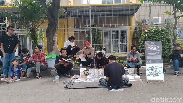 Lapak baca gratis di kawasan industri Dwipapuri Abadi, di Desa Mangunarga, Kecamatan Cimanggung, Kabupaten Sumedang, Minggu (22/12/2024).