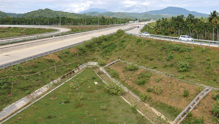 Petugas PT Hutama Karya (Persero) membantu pengisian ulang saldo e-money pengendara saat keluar Gerbang Tol Padang Tiji Jalan Tol Trans Sumatera (JTTS) ruas Sigli-Banda Aceh (Sibanceh) di Pidie, Aceh, Minggu (22/12/2024). PT Hutama Karya (Persero) membuka secara fungsional JTTS ruas Sigli-Banda Aceh seksi 1 (Padang Tiji-Seulimeum) sepanjang 24,67 kilometer dengan menerapkan tarif gratis mulai 21 Desember 2024 hingga 2 Januari 2025 dalam mendukung kelancaran arus lalulintas selama libur Natal dan Tahun Baru 2025.