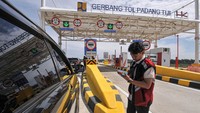 Petugas PT Hutama Karya (Persero) membantu pengisian ulang saldo e-money pengendara saat keluar Gerbang Tol Padang Tiji Jalan Tol Trans Sumatera (JTTS) ruas Sigli-Banda Aceh (Sibanceh) di Pidie, Aceh, Minggu (22/12/2024).
