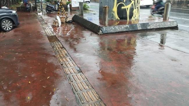 Kondisi Mengenaskan Pria Diduga Korban Tabrak Lari di Depan Pemakaman