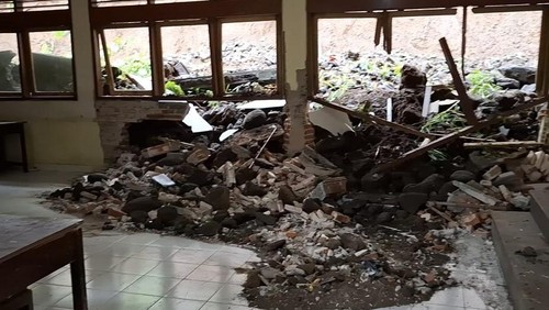 Kondisi ruang kelas IX yang rusak parah, dengan material longsor masuk ke dalam kelas, Minggu (22/12/2024). (Istimewa).