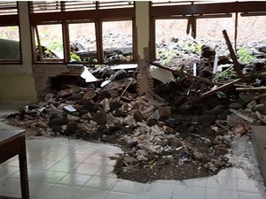 Tebing Longsor, Ruang Kelas SMPN 1 Dawan Rusak