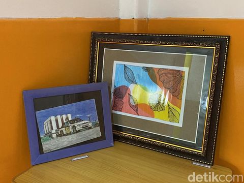 Lukisan karya Theodosia Siwi dan putranya, Rama Dani Syafriyar, yang dipamerkan di SD Inklusi Fun and Play Kota Semarang, Minggu (22/12/2024).