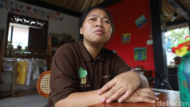 Made Sati, perempuan tunadaksa yang bekerja sebagai kasir di Piduh Charity Cafe. (Foto: Firga Raditya Pamungkas/detikBali)