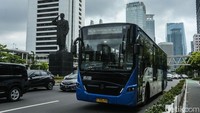 Bus TransJakarta tetap beroperasi normal di tengah wacana kenaikan tarif.