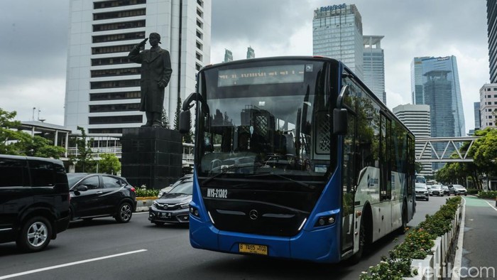Melihat Pelayanan Bus TransJakarta di Tengah Wacana Kenaikan Tarif Tarif bus TransJakarta tidak pernah naik sejak tahun 2007 silam. Kini 2024, wacana kenaikan tarif TransJakarta mencuat.