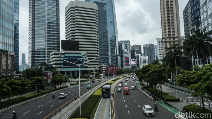 Melihat Pelayanan Bus TransJakarta di Tengah Wacana Kenaikan Tarif Tarif bus TransJakarta tidak pernah naik sejak tahun 2007 silam. Kini 2024, wacana kenaikan tarif TransJakarta mencuat.