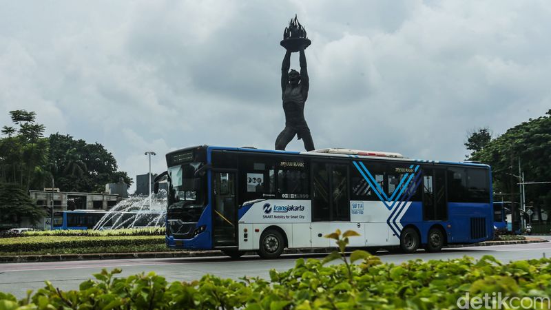 Tarif bus TransJakarta tidak pernah naik sejak tahun 2007 silam. Kini 2024, wacana kenaikan tarif TransJakarta mencuat.