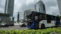 Bus TransJakarta melintas di kawasan Bundaran Hotel Indonesia, Jakarta, Minggu (22/12/2024).