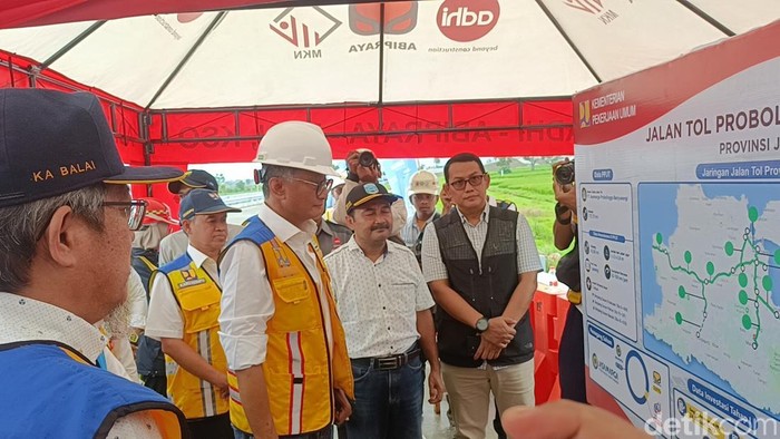 Menteri Pekerjaan Umum Dody Hanggodo meninjau Tol Probowangi Gending-Kraksaan Kabupaten Probolinggo