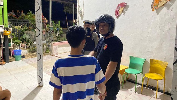 Polisi menangkap pelaku pengeroyokan terhadap 2 karyawan perusahaan nikel di Morowali Utara, Sulawesi Tengah (Sulteng).