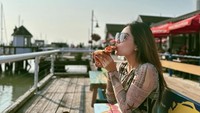 Momen kuliner lainnya terlihat saat berada di Kanada. Ia mengunjungi Steveston Fishermans Wharf, Richmond BC, dan tampak menikmati sepotong pizza. Foto: Instagram @natashawilona12