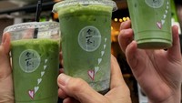 Tak hanya jajan pancake saja, tapi Natasha Wilona juga membeli matcha latte dari sebuah kafe. Ini momennya memamerkan 3 gelas matcha latte yang tampak segar. Foto: Instagram @natashawilona12