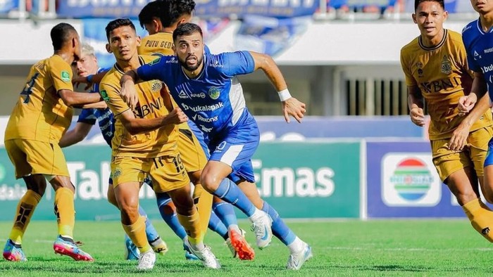 Omid Popalzay di laga PSIM Jogja vs Bhayangkara FC di Stadion Mandala Krida, Kota Jogja, Kamis (19/12/2024).