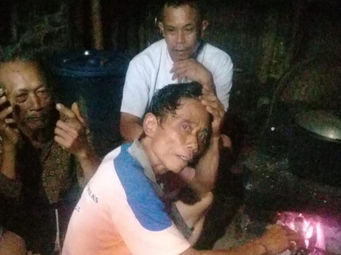 Suwito (tengah) yang diduga hilnag dibawa makhlukmisterius saat ditemukan warga