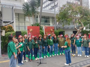 Paduan Suara Bawakan Lagu-lagu Natal Meriahkan Suasana CFD Hari Ini