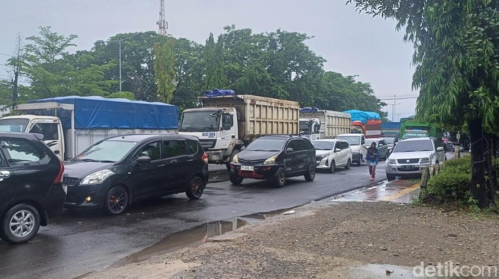 Jalan Poros Pangkep-Makassar, Sulawesi Selatan (Sulsel), masih tergenang banjir hingga siang ini. Polisi pun mengalihkan kendaraan ke jalur alternatif untuk mengurai antrean kendaraan di lokasi.
