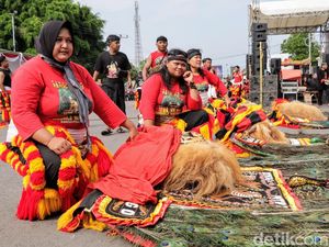 Peringati Hari Ibu, Pementasan Reog Ponorogo Ini Dimainkan Perempuan