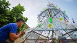 Kreatif, Pohon Natal Ini Terbuat dari Botol Plastik Bekas