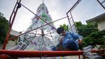 Kreatif, Pohon Natal Ini Terbuat dari Botol Plastik Bekas