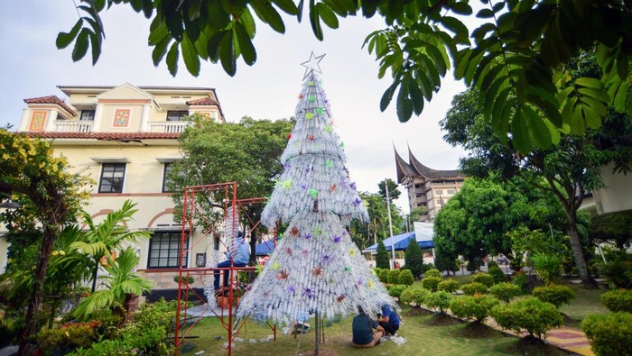 Pembuatan Pohon Natal dari Botol Plastik Bekas di Padang Sejumlah pemuda menyelesaikan pembuatan pohon natal dari botol plastik bekas di halaman Gereja Katedral ST Theresia Padang, Sumatera Barat, Sabtu (21/12/2024). Pemuda yang tergabung dalam Orang Muda Katolik (OMK) di gereja itu menyusun sedikitnya 1.500 botol plastik bekas menjadi bentuk pohon Natal setinggi 6,5 meter sekaligus mengampanyekan peduli lingkungan dengan memanfaatkan barang yang bisa didaur ulang. ANTARA FOTO/Iggoy el Fitra/rwa.