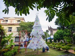 Kreatif, Pohon Natal Ini Terbuat dari Botol Plastik Bekas