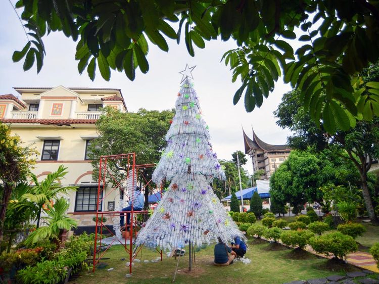 Kreatif, Pohon Natal Ini Terbuat dari Botol Plastik Bekas
