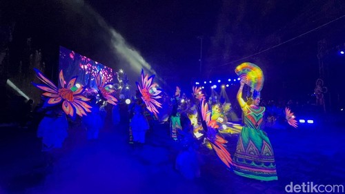 Pembukaan Denpasar Festival (Denfest) ke-17 di kawasan Patung Catur Muka, Denpasar, Bali,  pada Minggu (22/12/2024) malam. (Foto: Ni Made Lastri Karsiani Putri/detikBali)