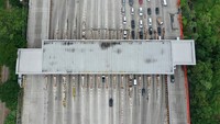 Pada H-3 libur Natal 2024 arus kendaraan yang melintas di gerbang Tol Cikampek Utama terpantau ramai lancar. 