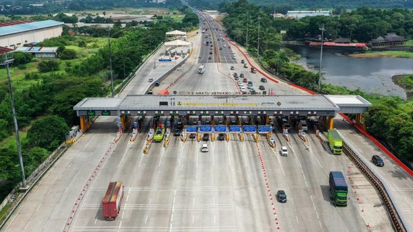 Penampakan dari Udara Arus Lalu Lintas Tol Cikampek di H-3 Natal