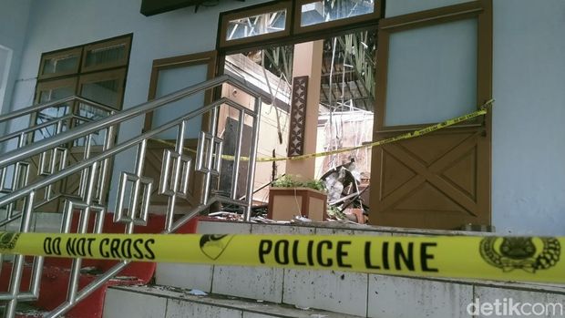 Penampakan kantor DPRD Pekalongan kini digaris polisi usai terbakar, Sabtu (21/12/2024). Foto diambil Minggu (22/12/2024).