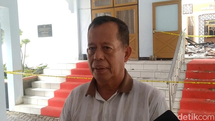 Penampakan kantor DPRD Pekalongan kini digaris polisi usai terbakar, Sabtu (21/12/2024). Foto diambil Minggu (22/12/2024).